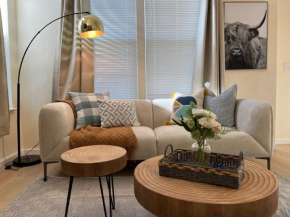 Remodeled 3B2B Bright House with a King Suite
